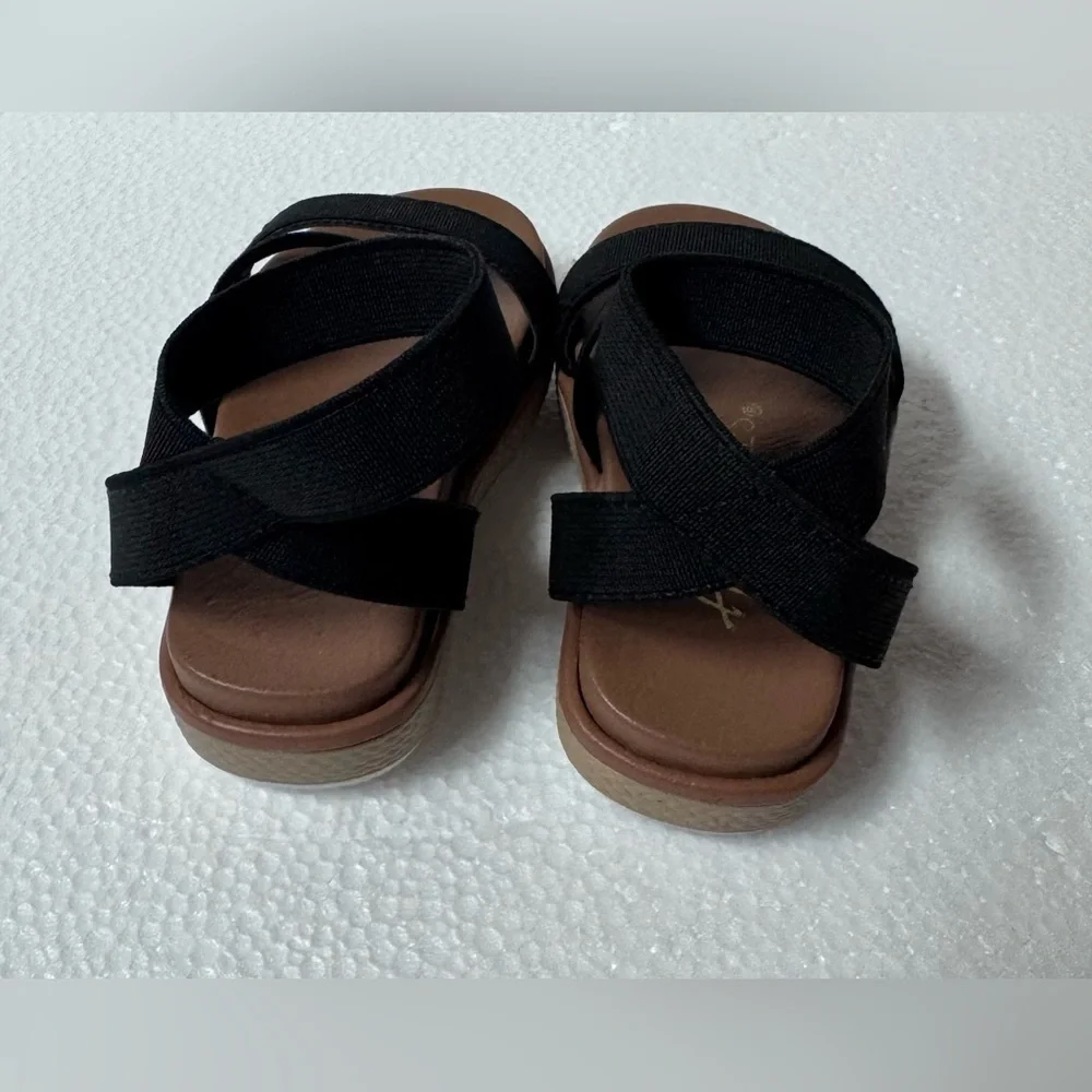 Hot Cakes Black Strappy Elastic Sandals with Brown Footbed Size 2”Toddler Girls